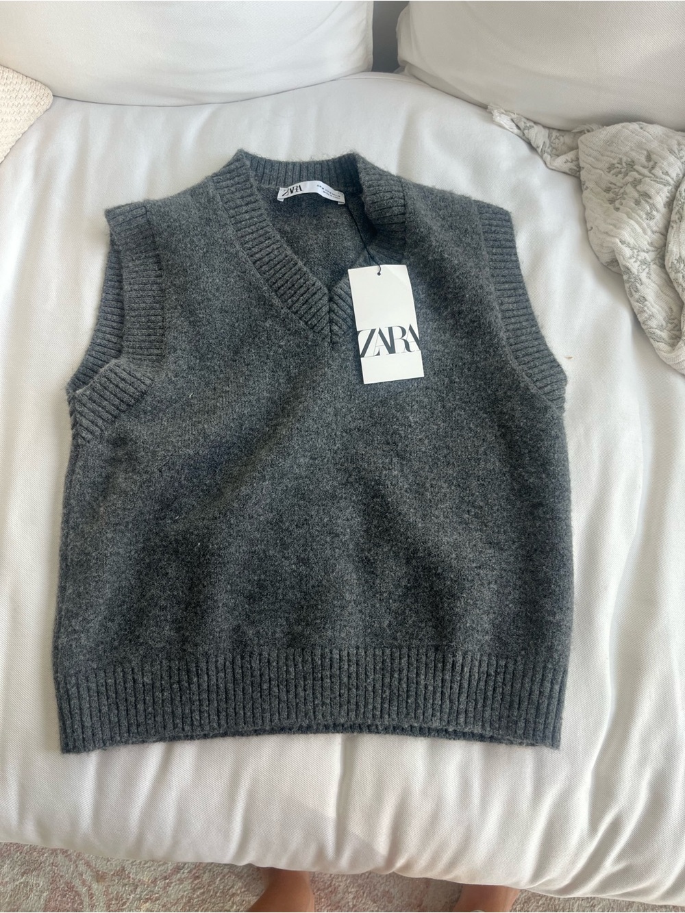 Zara Charcoal Gray Sleeveless V‑Neck Knit Vest - Picture 1 of 2
